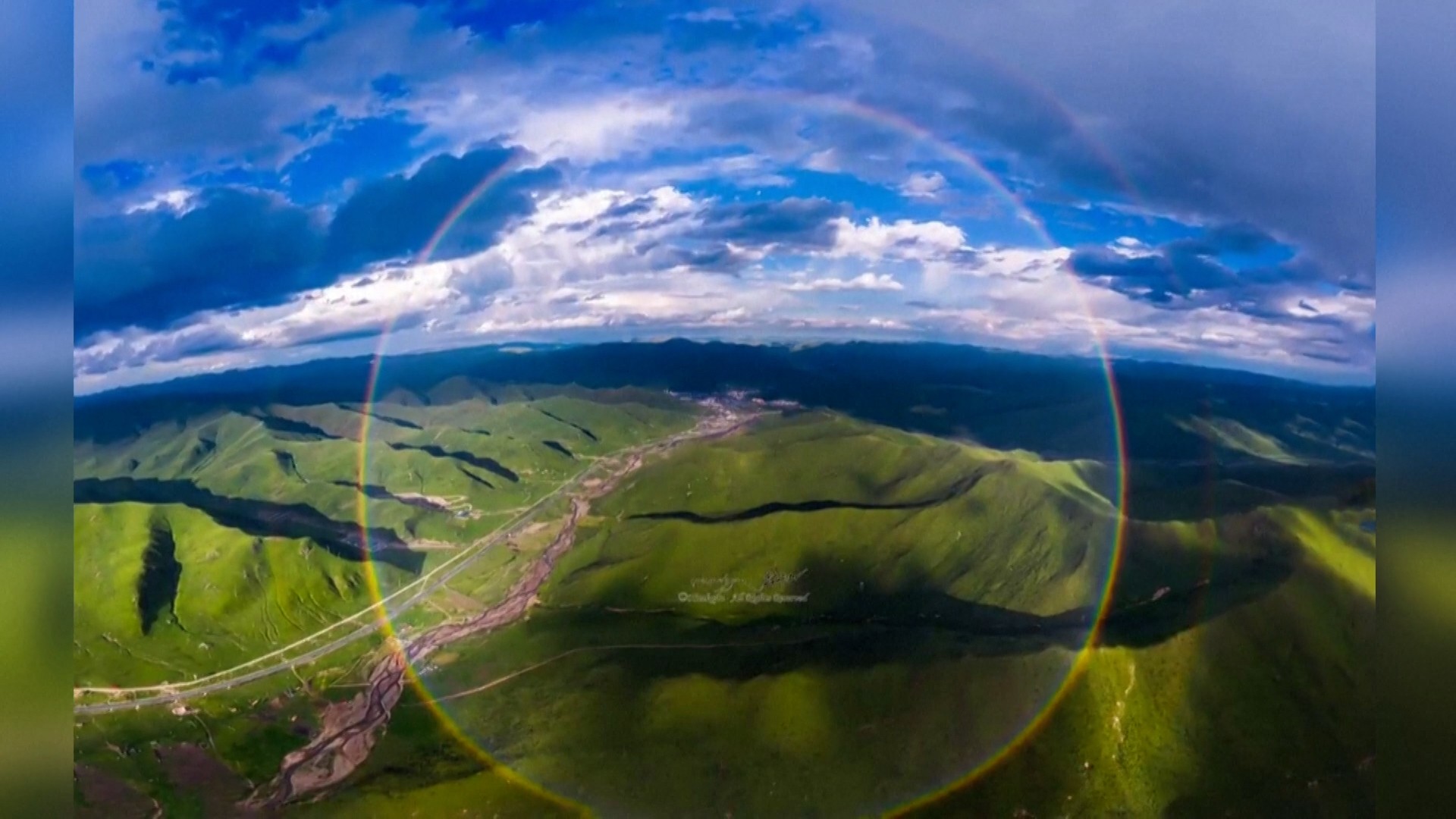 Arco-íris circular raro aparece em Qinghai, no noroeste da China