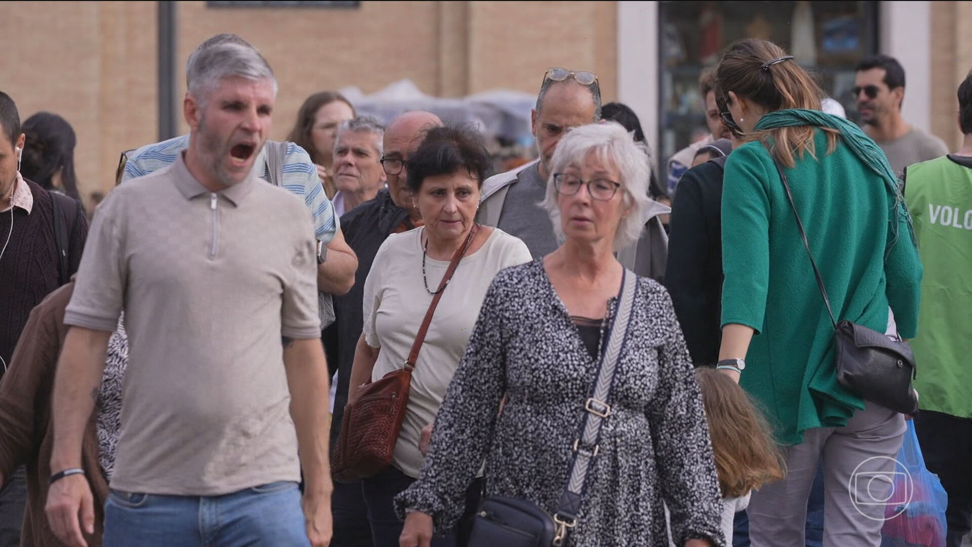 Milhares de fiéis viajam até Roma para acompanhar a escolha do novo líder da Igreja Católica