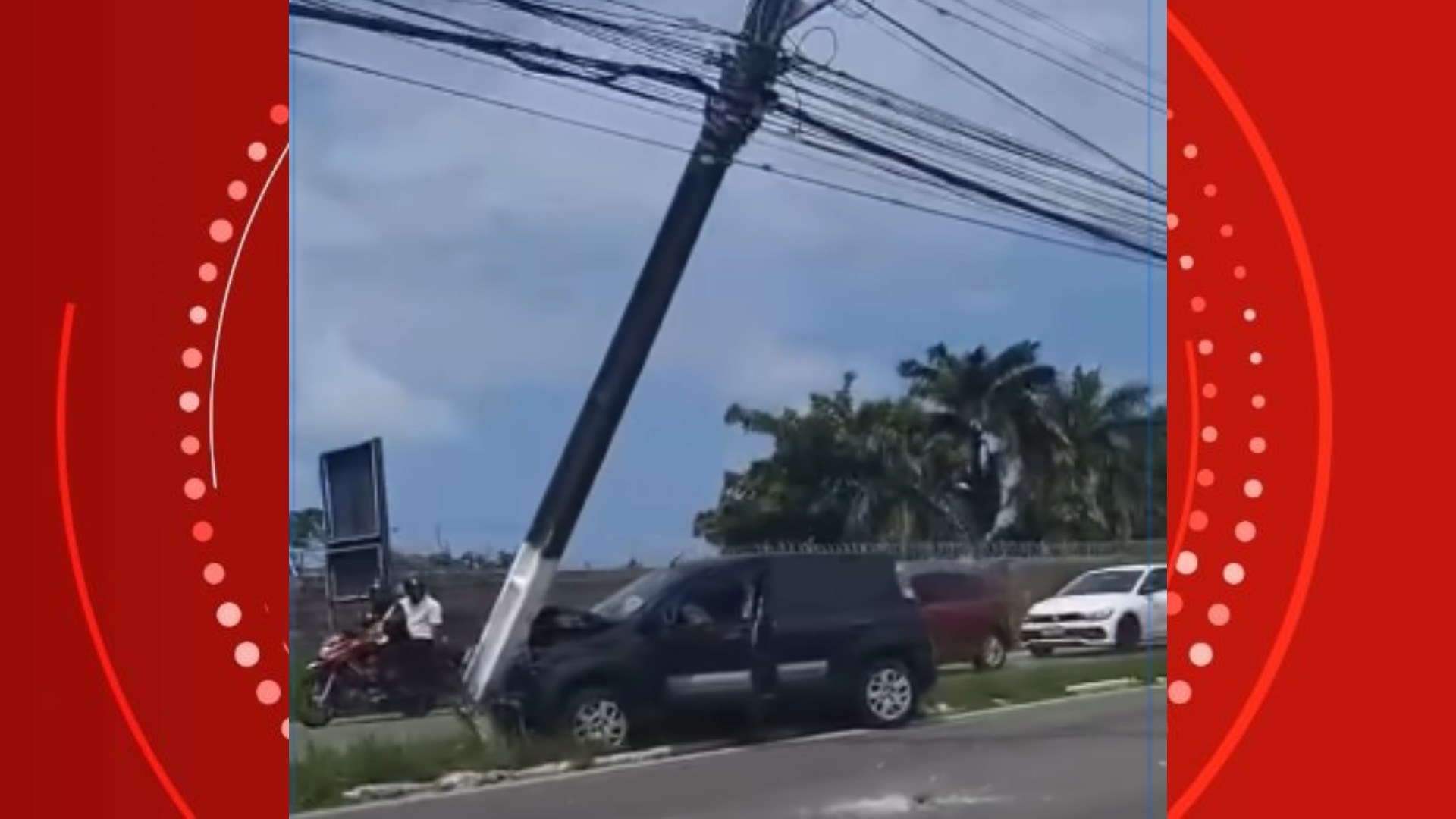 Carro bate em poste de alta tensão e trânsito fica lento na Avenida Menino Marcelo, em Maceió