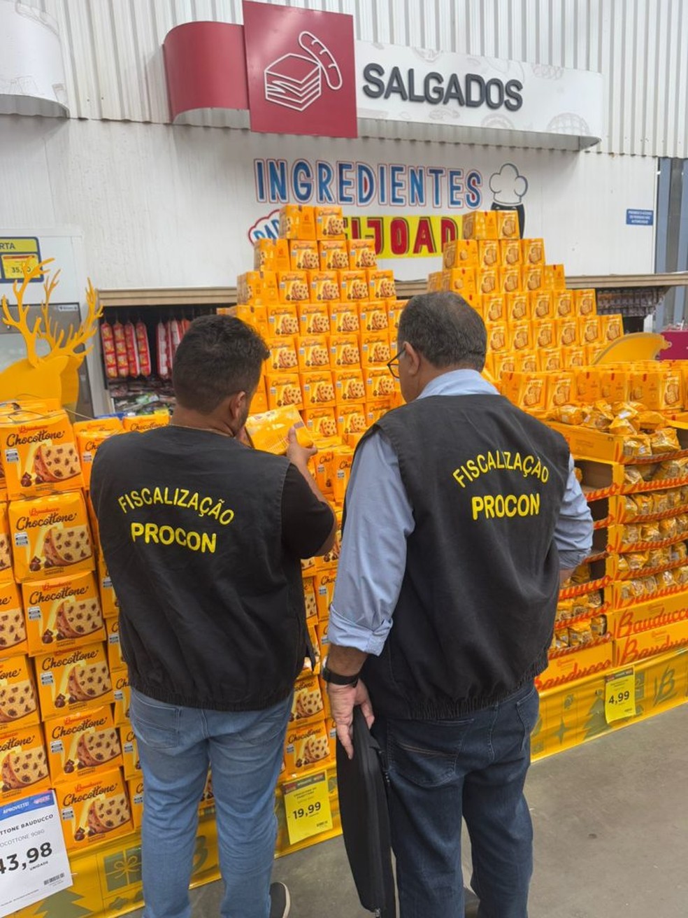 Supermercado na Zona Leste de Teresina é autuado pelo Procon por vender panetone com baratas — Foto: Reprodução/ MPPI