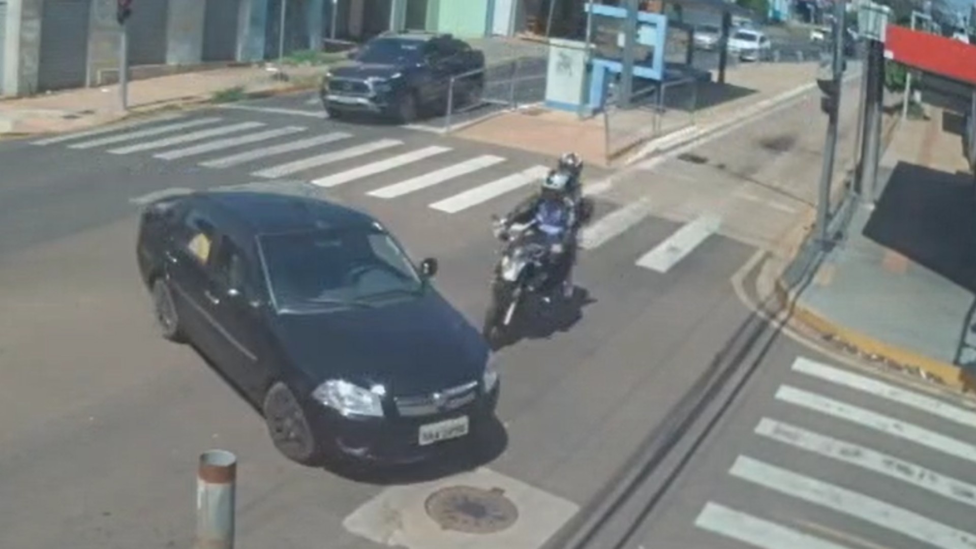 VÍDEO: acidente em faixa exclusiva de ônibus deixa motociclista e passageira feridos