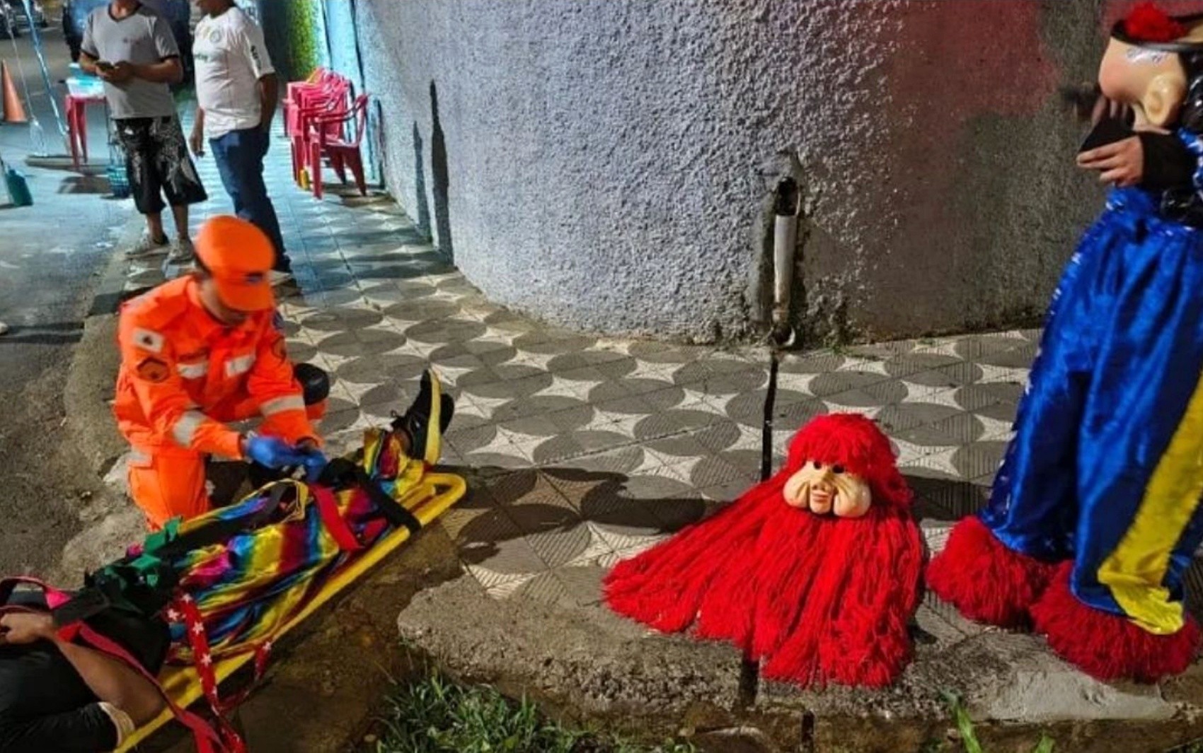 Adolescente fantasiado de Fofão fica ferido após cair durante apresentação em MG