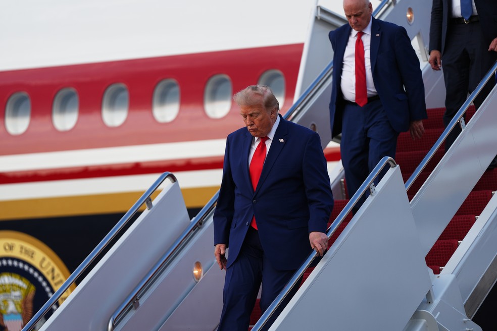 Donald Trump desembarca do novo Air Force One na Base Aérea Andrews — Foto: Julia Demaree Nikhinson/AP Photo