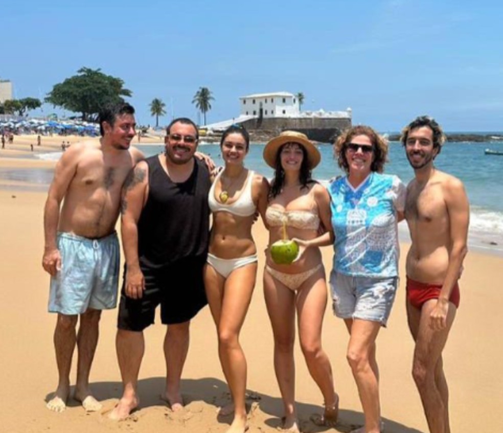 Elenco tomou banho de mar no Porto da Barra — Foto: Redes sociais