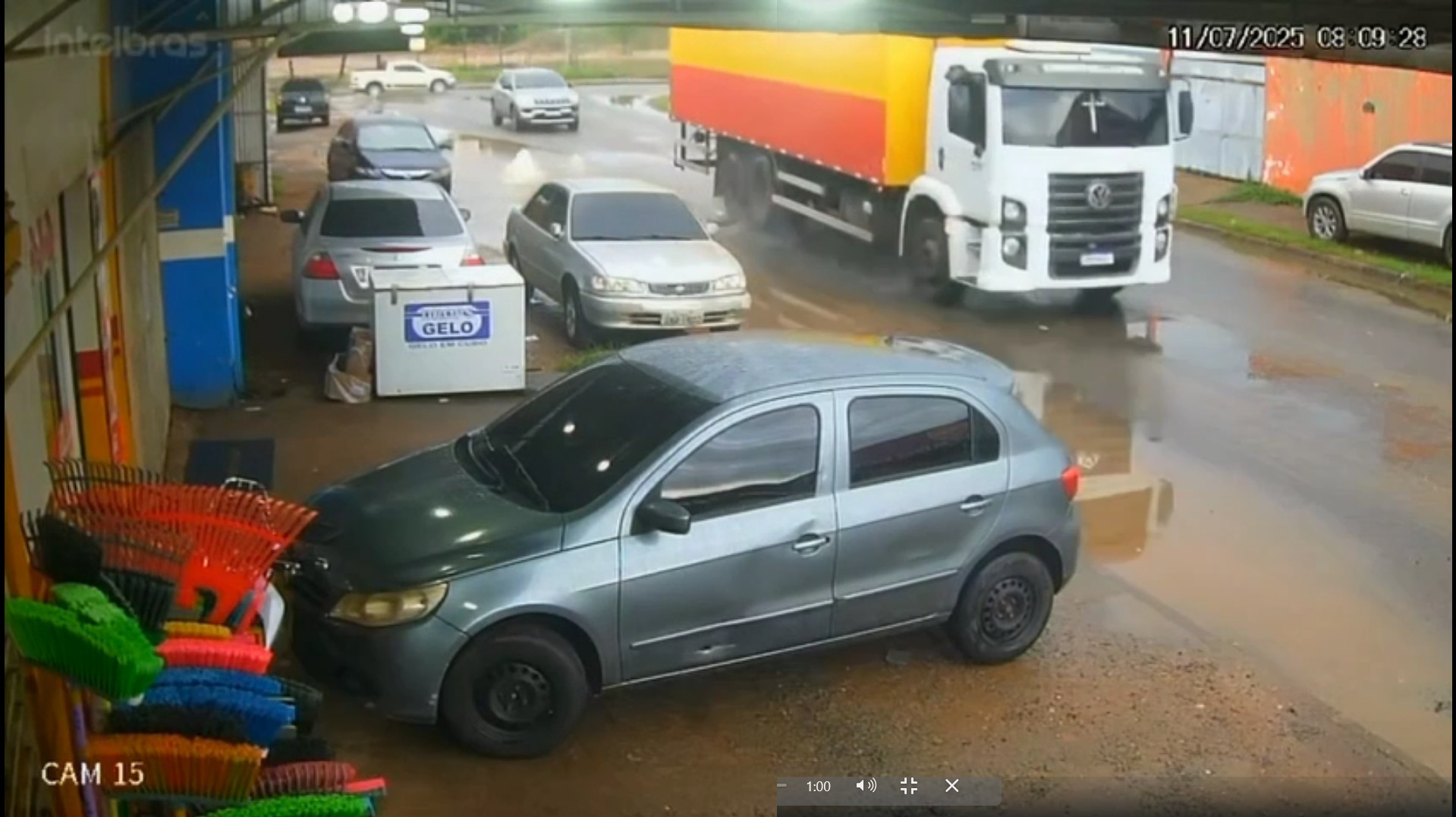 Homem dorme sobre caminhão parado, cai com ele em movimento e é atropelado, em Boa Vista