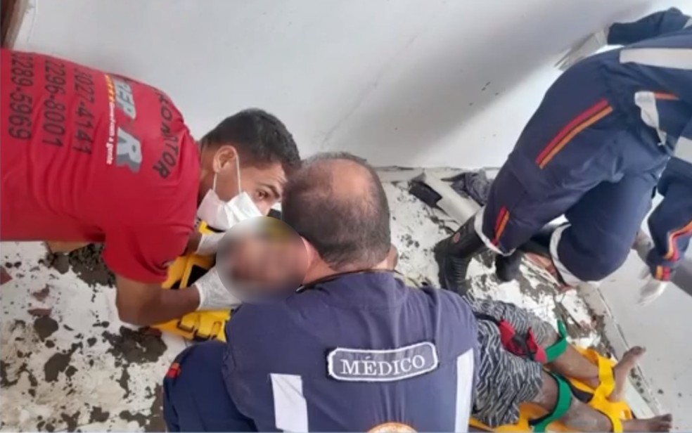 Pedreiro cai de telhado de cercade cinco metros na Bahia — Foto: Reprodyção/TV Subaé