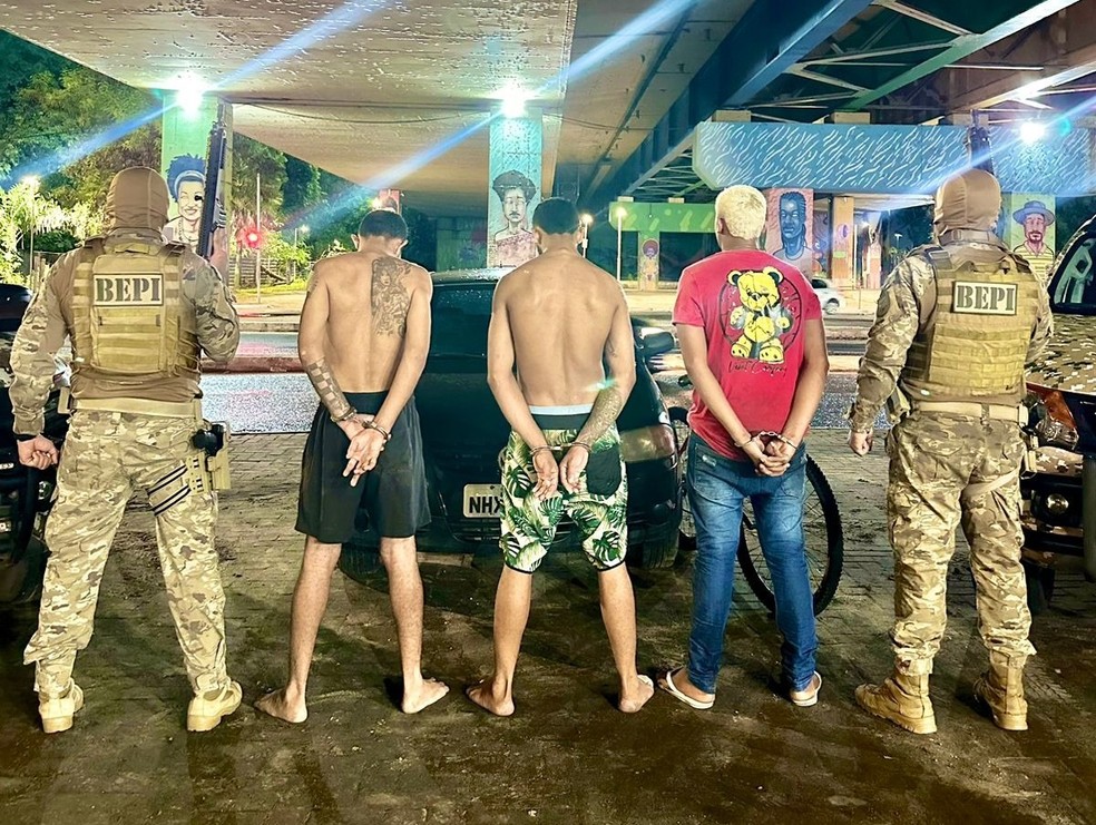 Dois homens e um adolescente são presos suspeitos de invadir e roubar casa de policial civil em Teresina — Foto: Divulgação/PMPI
