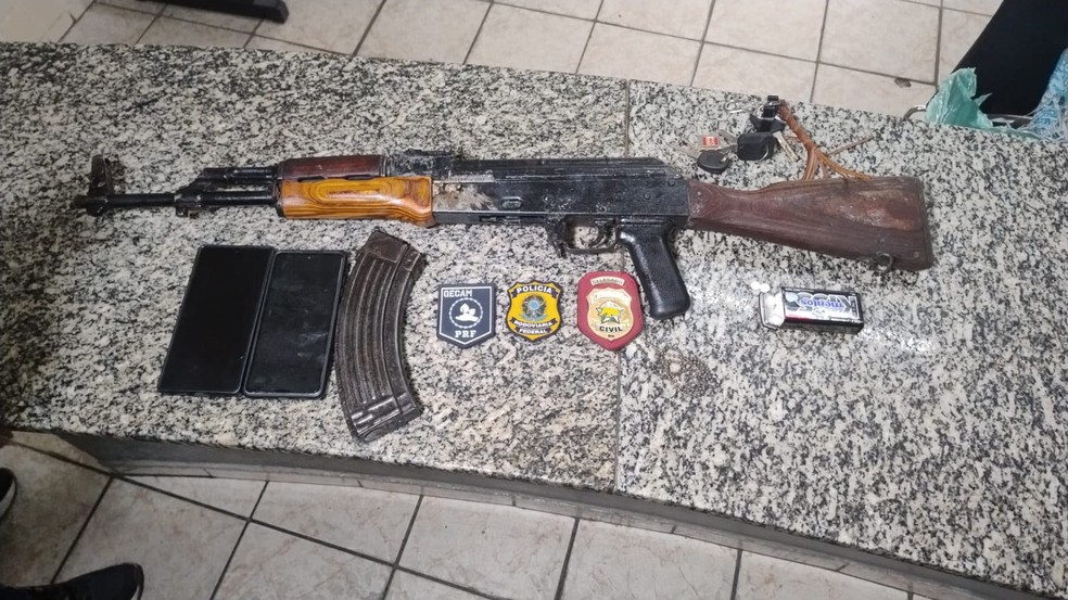 Fuzil AK-47 foi apreendido em fiscalização em Mossoró — Foto: Divulgação/Polícia Civil