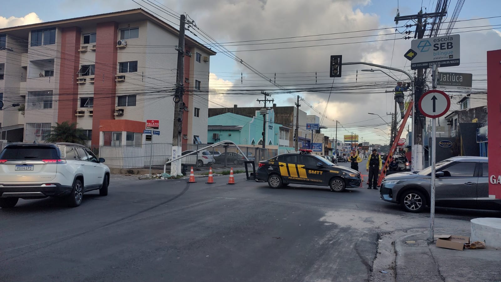 VÍDEO: Motorista perde controle de carro e bate em semáforo na Jatiúca, em Maceió