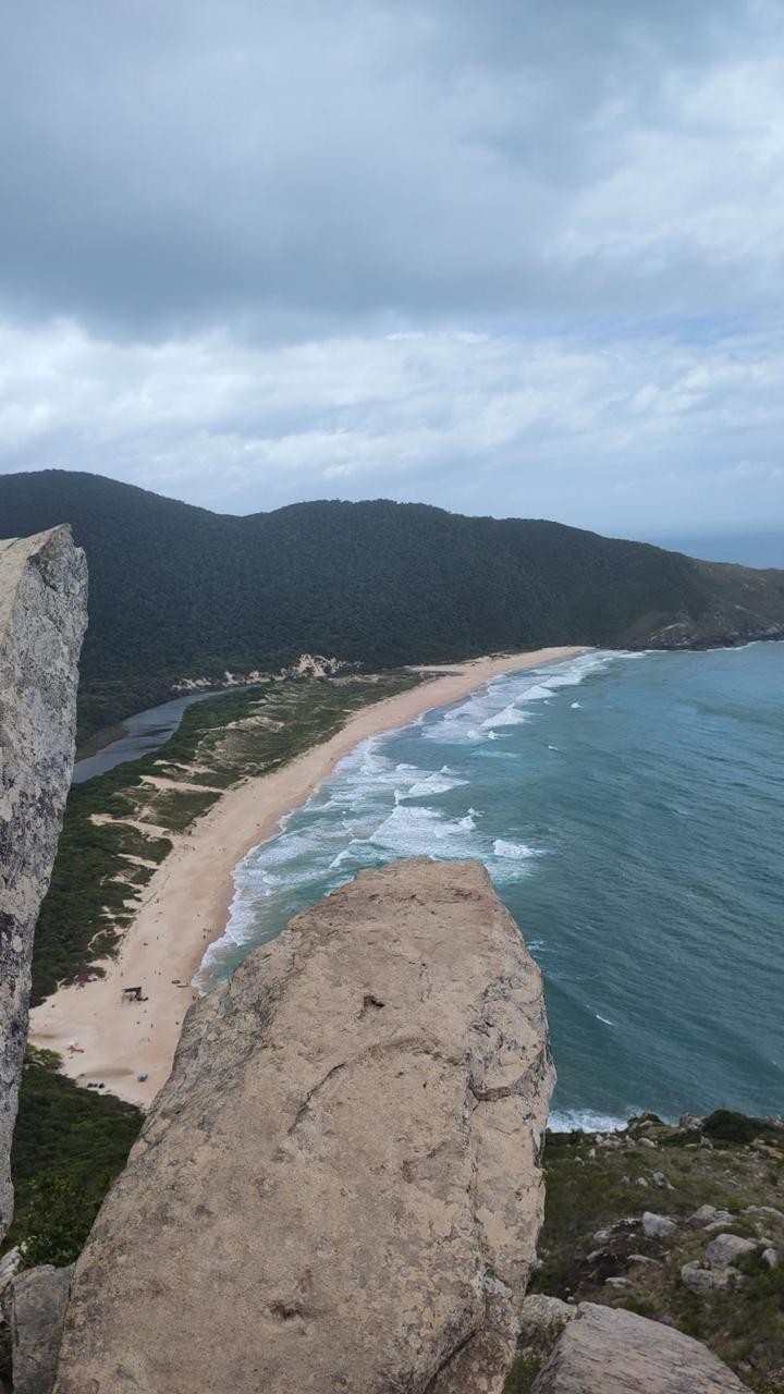 Estudos avaliam reabertura da Pedra do Surfista, ponto turístico em Florianópolis com 'risco potencial de tombamento'