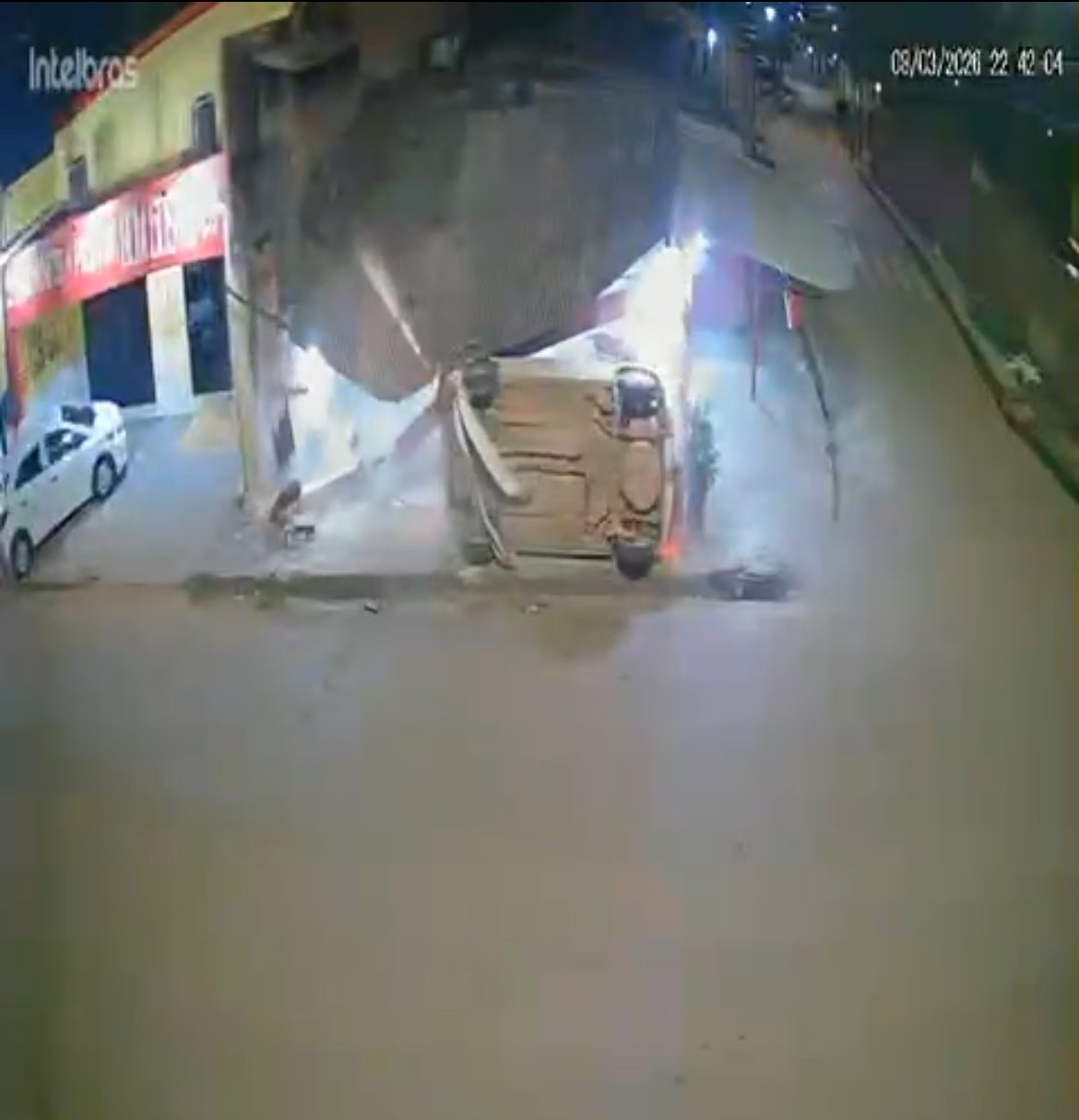 Vídeo mostra momento em que carro perde o controle, invade calçada e bate em restaurante em RO