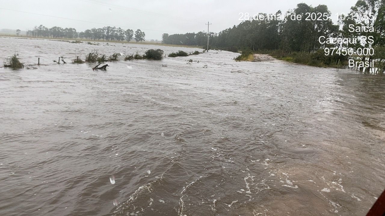 Chuva faz arroio transbordar, e moradores de comunidade ficam ilhados no RS