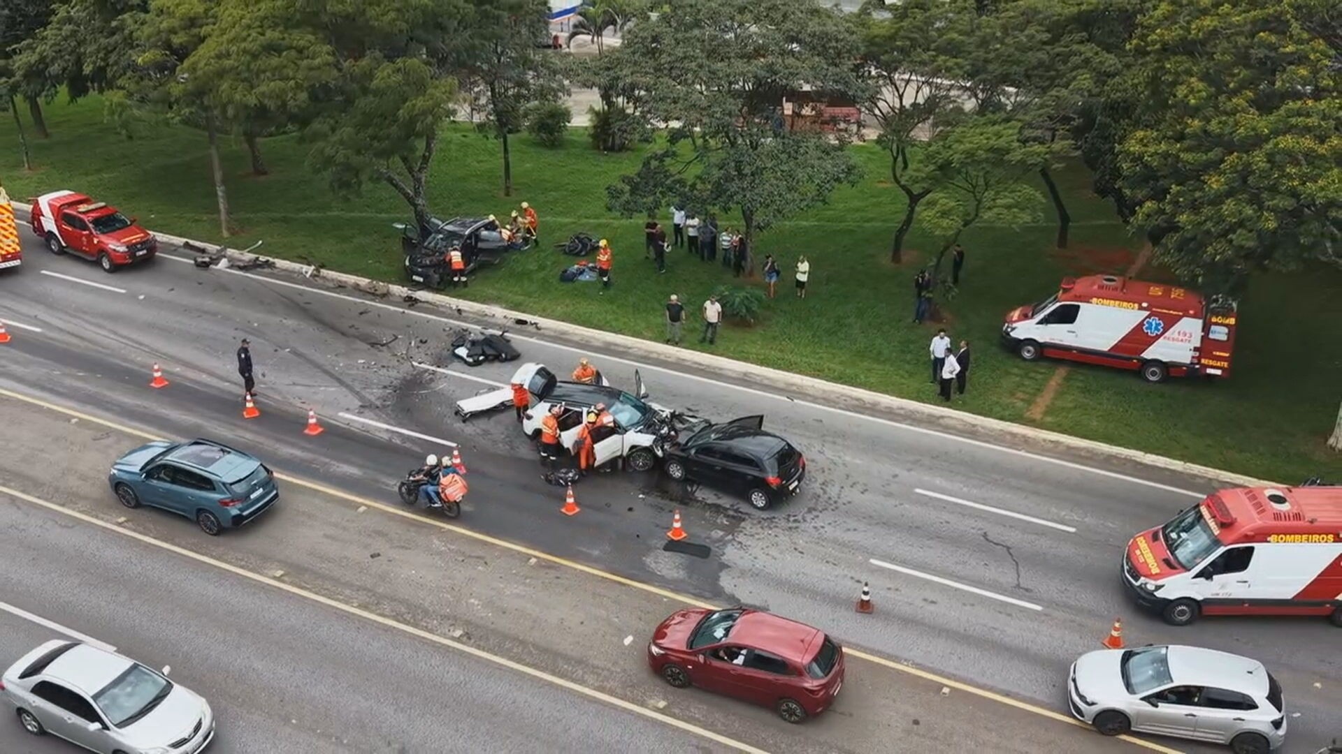 Batida frontal deixa feridos e interdita vias no Eixão Sul, em Brasília; VÍDEO