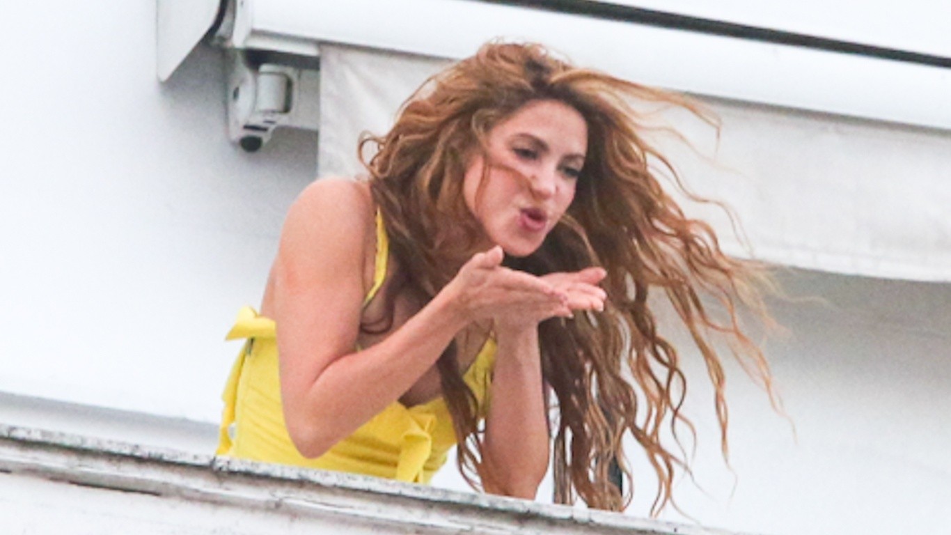 Shakira aparece na varanda do Copacabana Palace, acena e manda beijos para fãs 