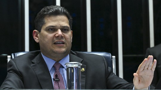 Anistia do Senado alivia pena de multidão no 8 de janeiro e endurece para os líderes - Senador Davi Alcolumbre tenta construir projeto que não é o liberou geral da Câmara. Se aprovada, mudança não impacta a situação de Jair Bolsonaro (PL).