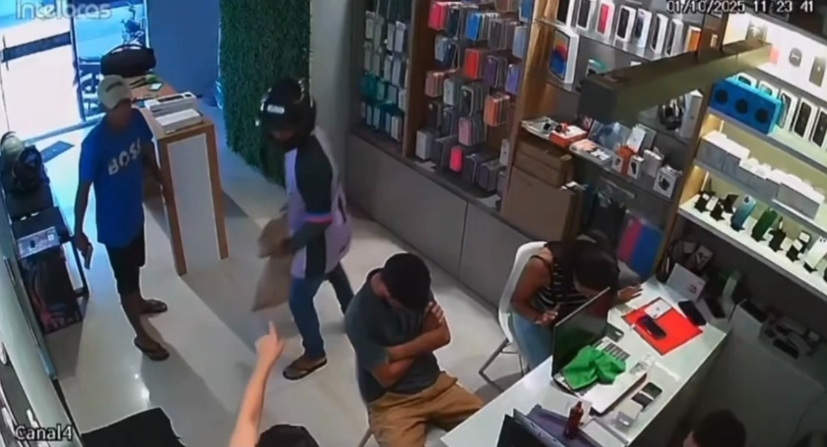Dupla assalta loja e foge com saco cheio de celulares e acessórios no interior do MA; veja momento do crime