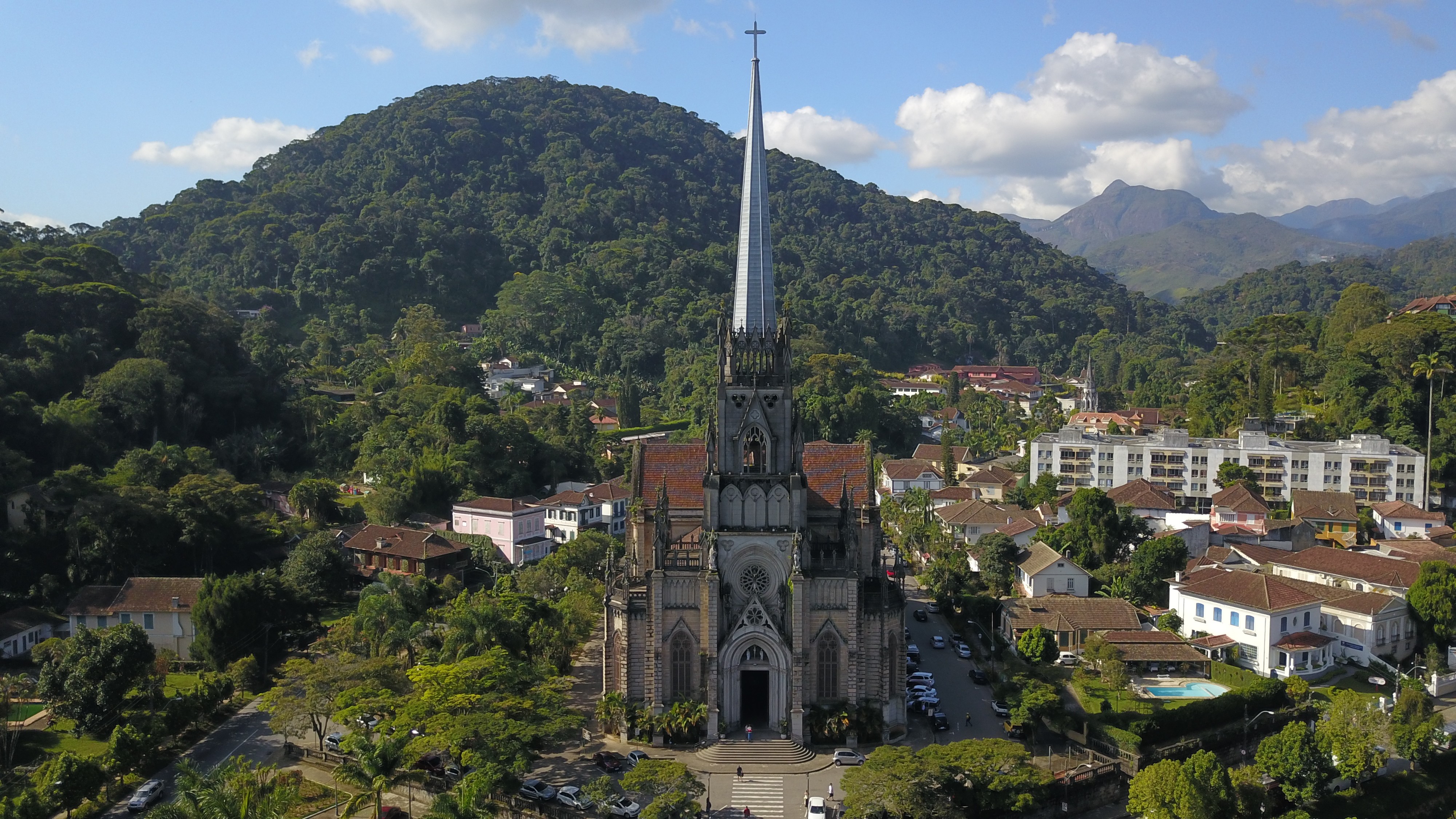 Área tombada em Petrópolis é ampliada e inclui encostas cobertas pela Mata Atlântica; veja antes e depois
