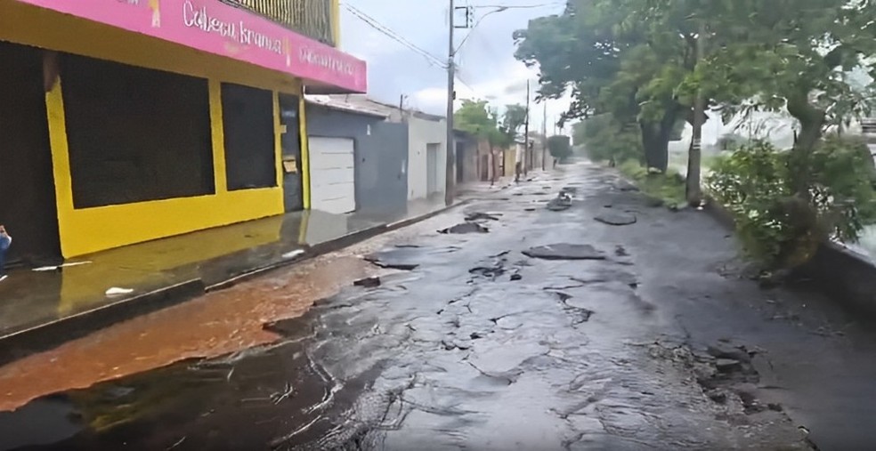 Parte do asfalto foi arrancado na Avenida Minervina Cândida — Foto: Reprodução/Arquivo Pessoal