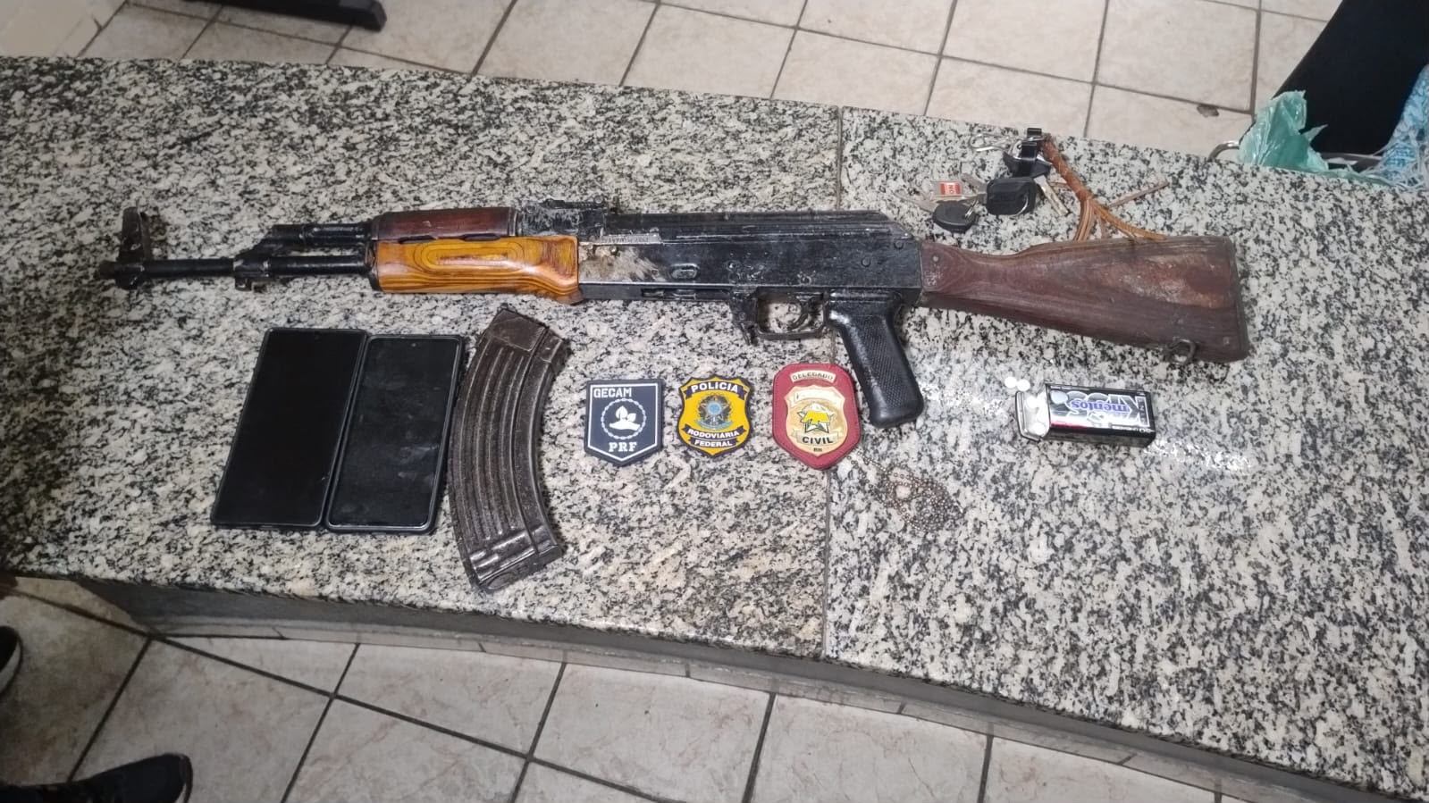 Fuzil AK-47 é encontrado escondido em carga de madeira em caminhão no RN