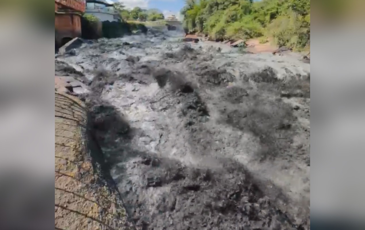Lama, lodo e esgoto deixa trecho do Rio Tietê com coloração escura em Salto; vídeo