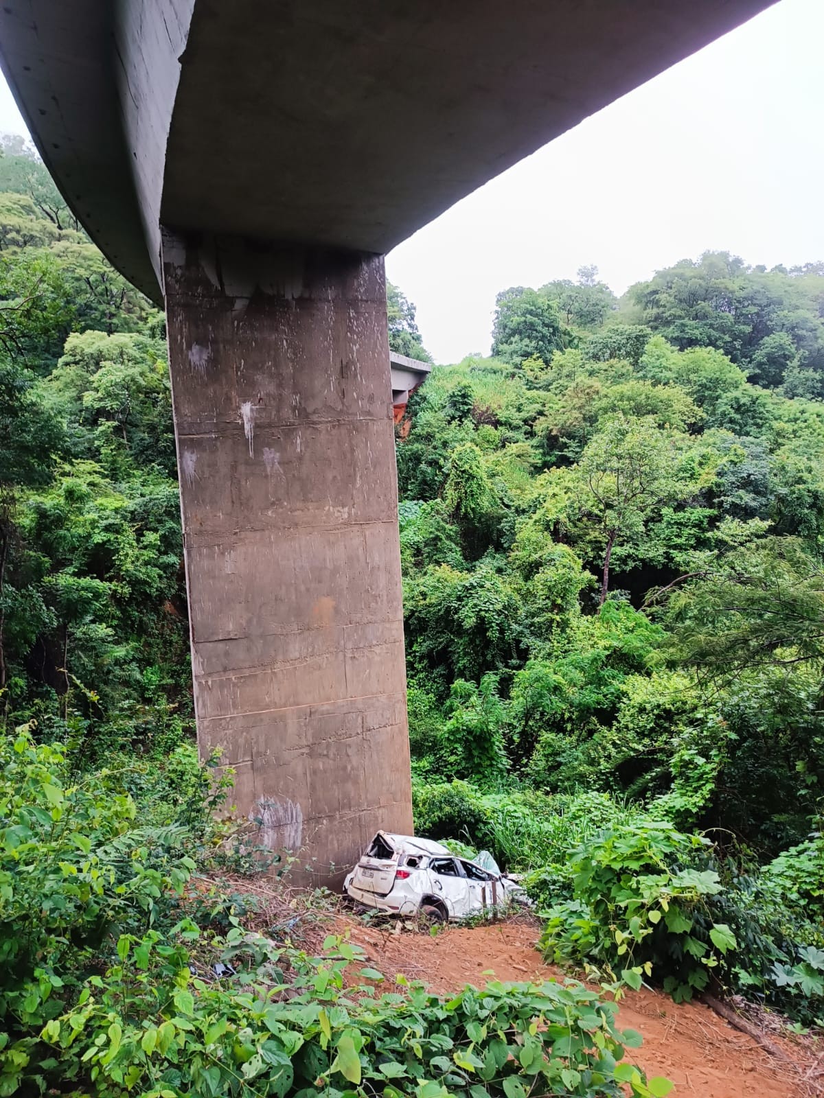 Duas pessoas ficam feridas após caminhonete cair de ponte na BR-365, em Montes Claros