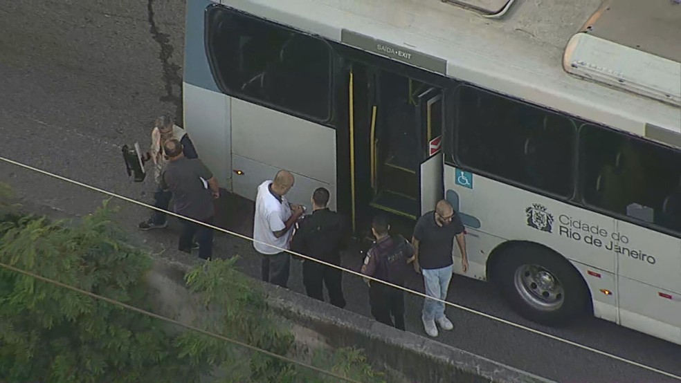 Uma mulher que estava em um ponto de ônibus e um passageiro morreram em uma tentativa de assalto na saída 7 da Linha Amarela, no acesso à Avenida dos Democráticos, na manhã desta terça-feira (18). — Foto: Reprodução/ TV Globo