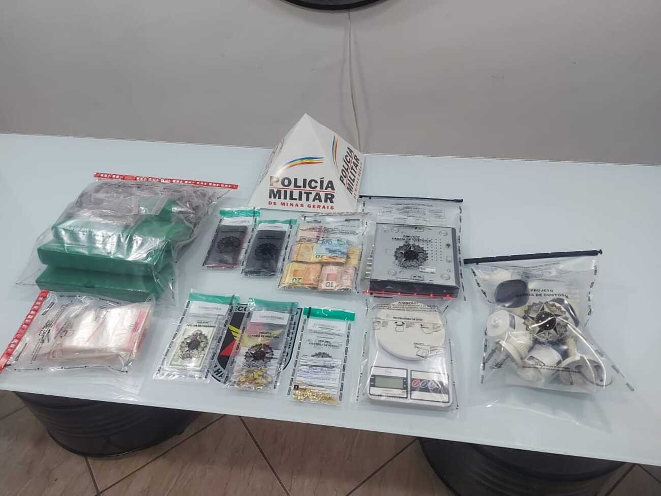 Idosa entrega R$ 3.900 que estavam escondidos em suas roupas após PM apreender drogas em sua casa e em lote vizinho 