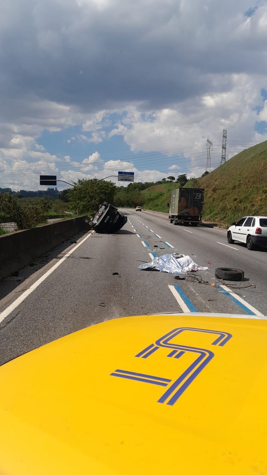 Carro capota na Avenida Jacu-Pêssego, na Zona Leste de SP, e duas pessoas morrem