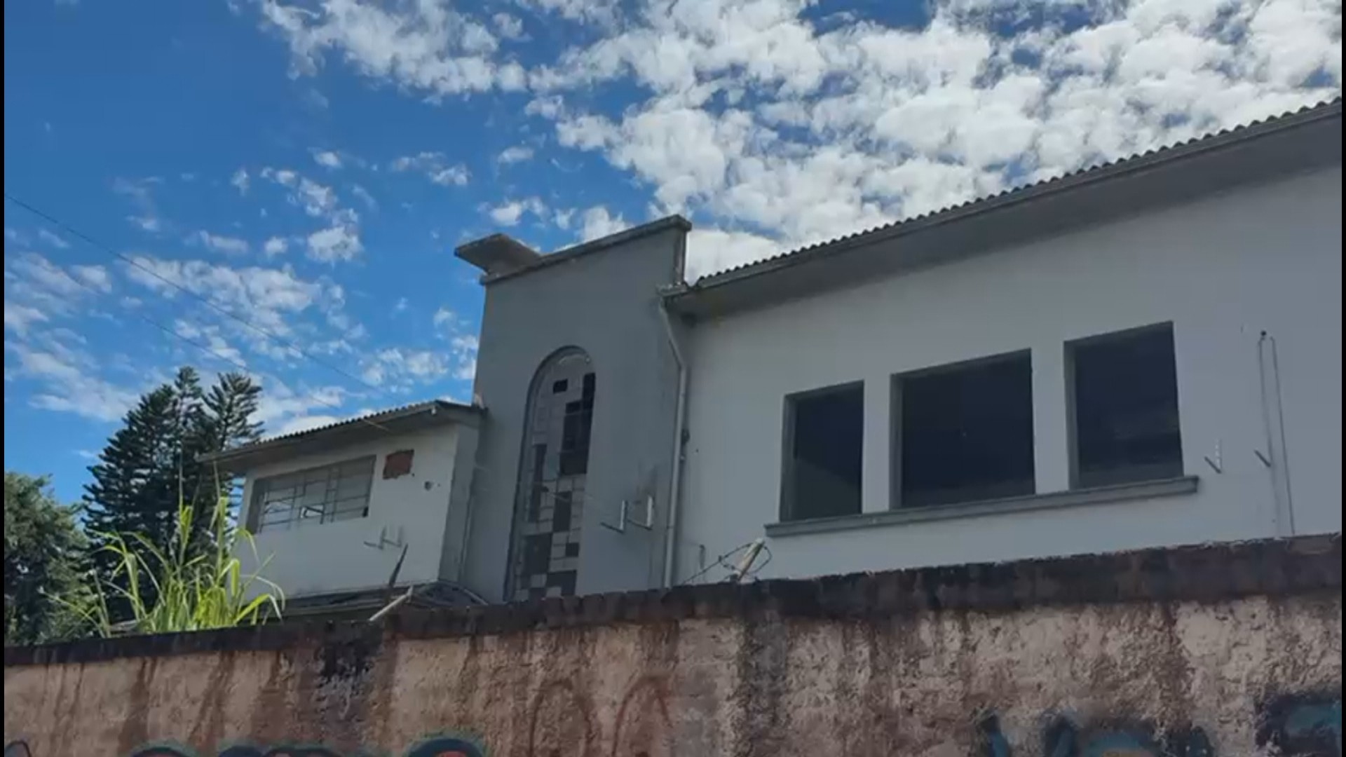 De capela a universidade, alunos de escolas atingidas por enchentes de 2024 seguem em salas de aula improvisadas no RS