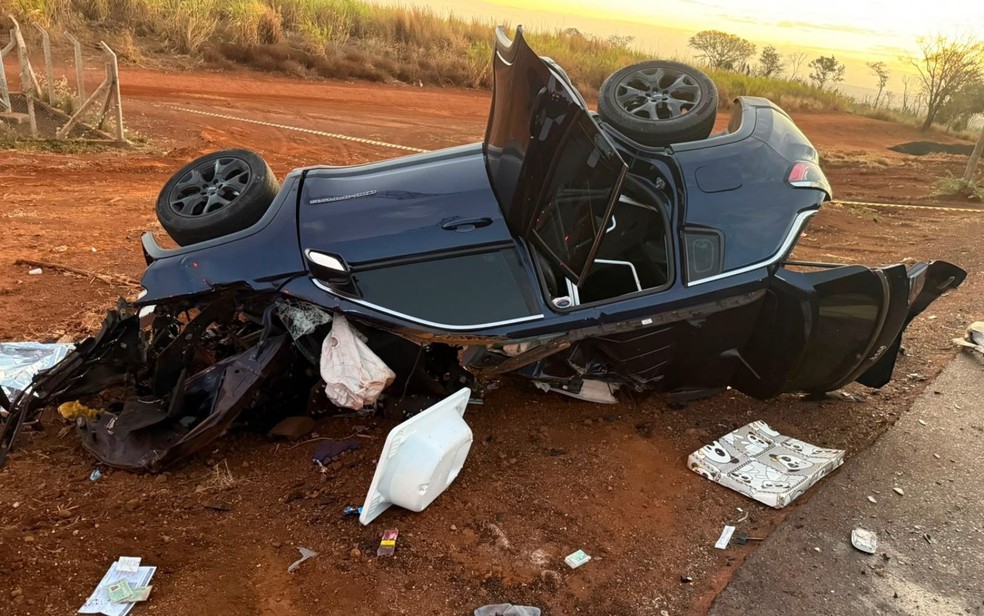 Carro do empresário que morreu em acidente na BR-452, em Goiás — Foto: Divulgação/PRF