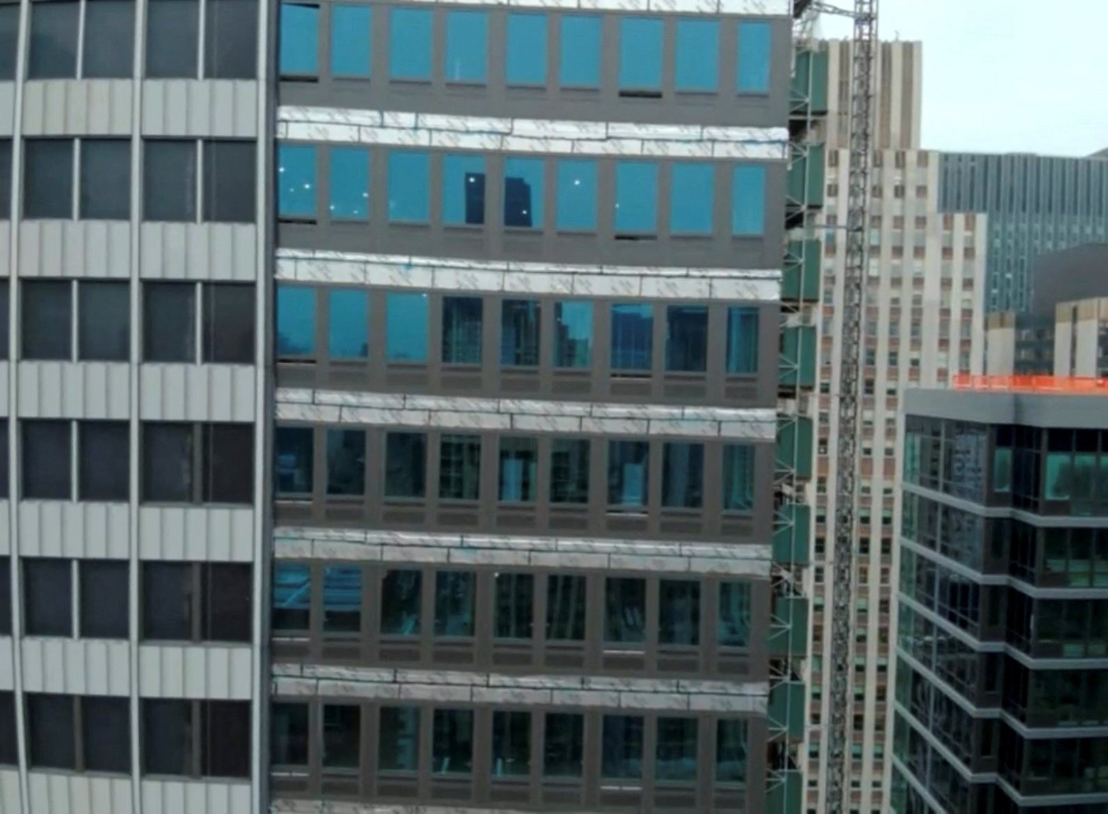 Ruas de Nova York são esvaziadas após colunas de prédio em reforma entortarem