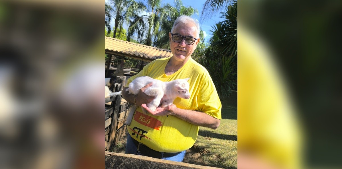 Com direito a mamadeira e passeios na rua, bode vira animal de estimação no interior de SP: 'Praticamente um bebê', diz tutora