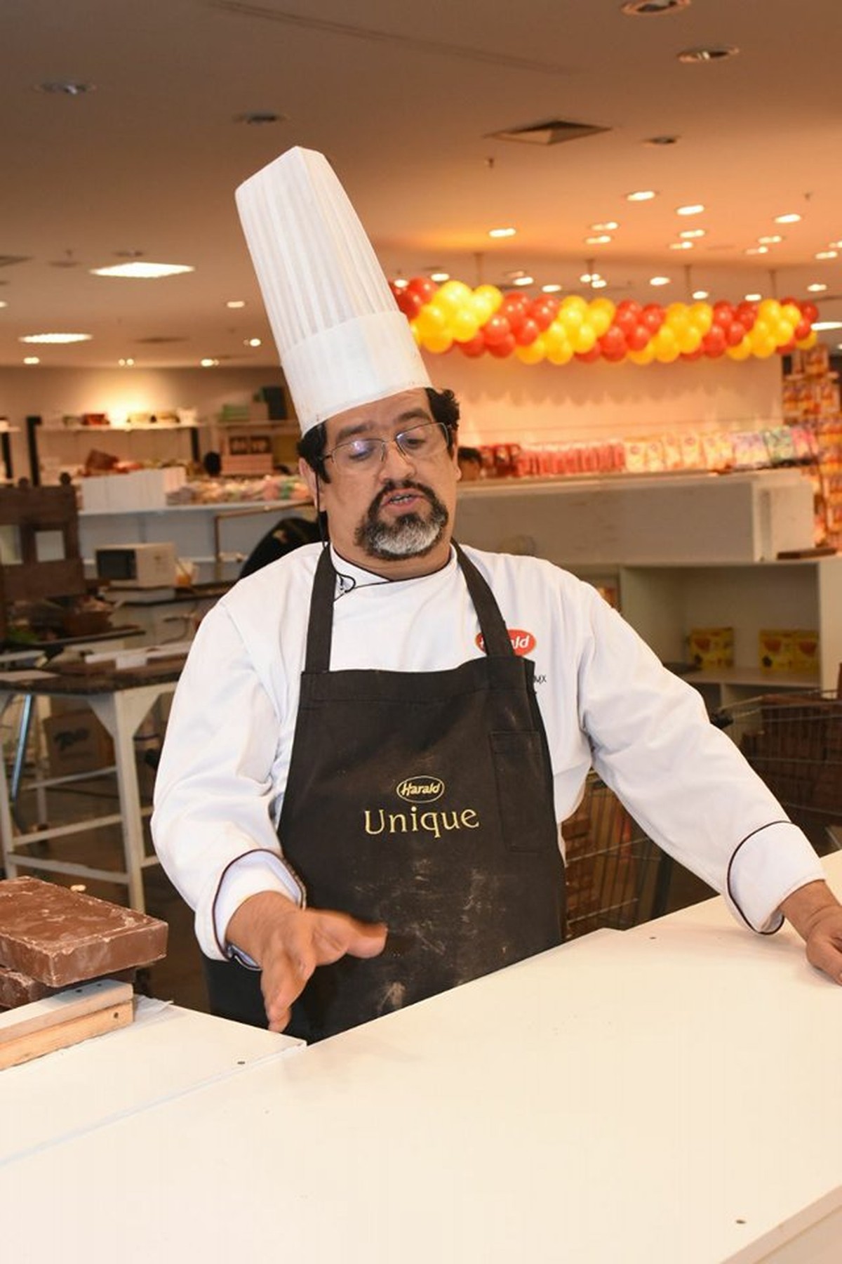 Chef Alexandre Bispo, que construiu maior escultura de chocolate do ...