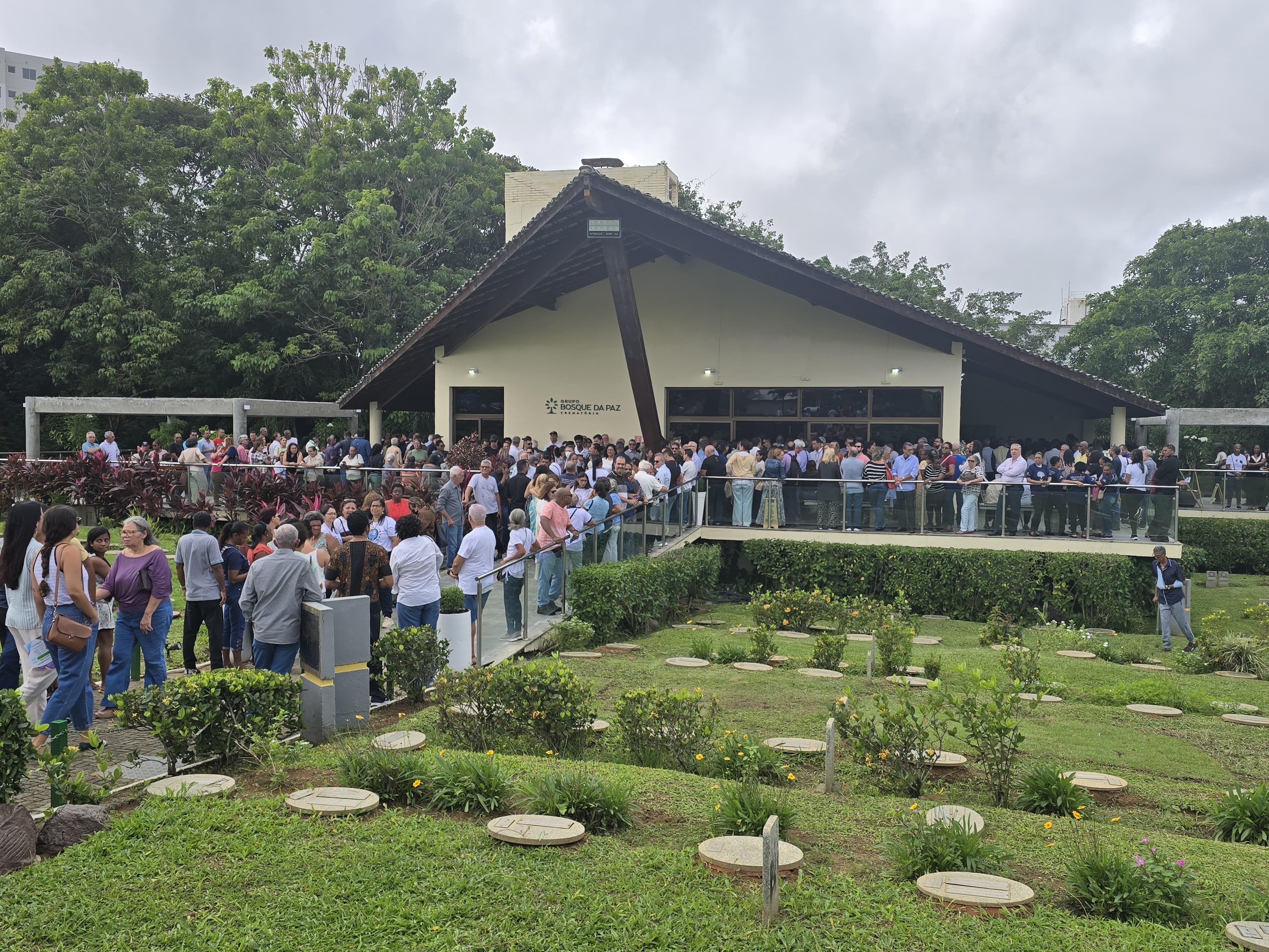 Corpo de Divaldo Franco é enterrado sob forte comoção em Salvador