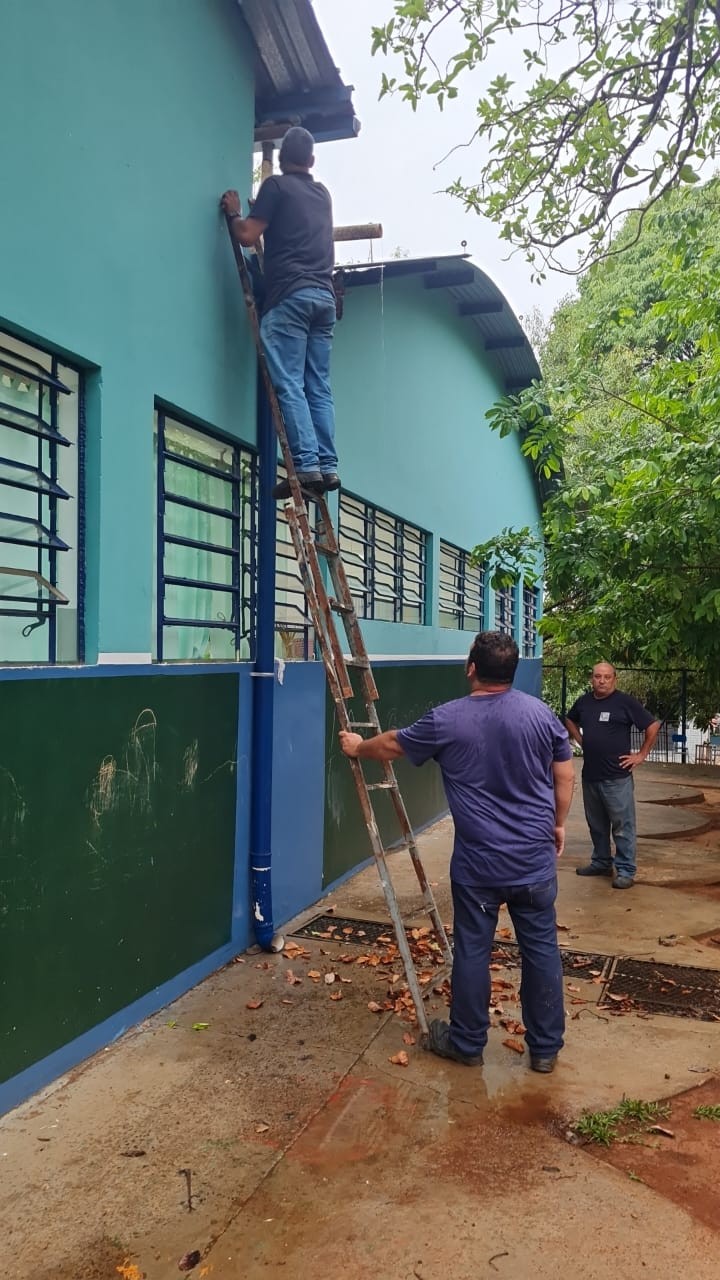 VÍDEO: Chuva alaga sala de aula em escola municipal de Piracicaba