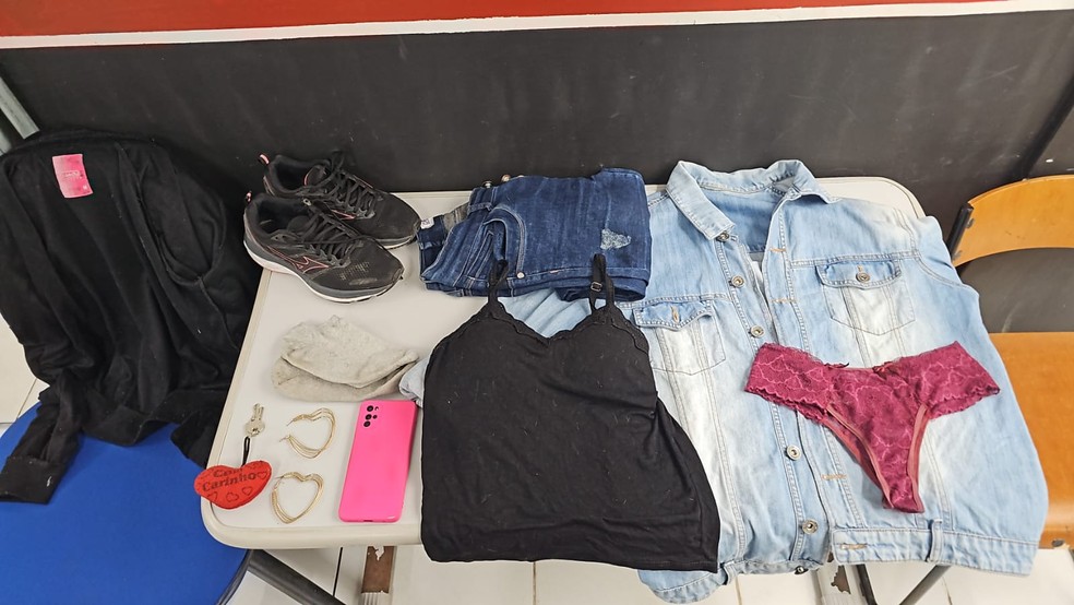 Objetos pessoais da v&iacute;tima foram apreendidos pela Pol&iacute;cia Civil em kitnet, no Centro, em Peru&iacute;be (SP) &mdash; Foto: Pol&iacute;cia Civil/Divulga&ccedil;&atilde;o