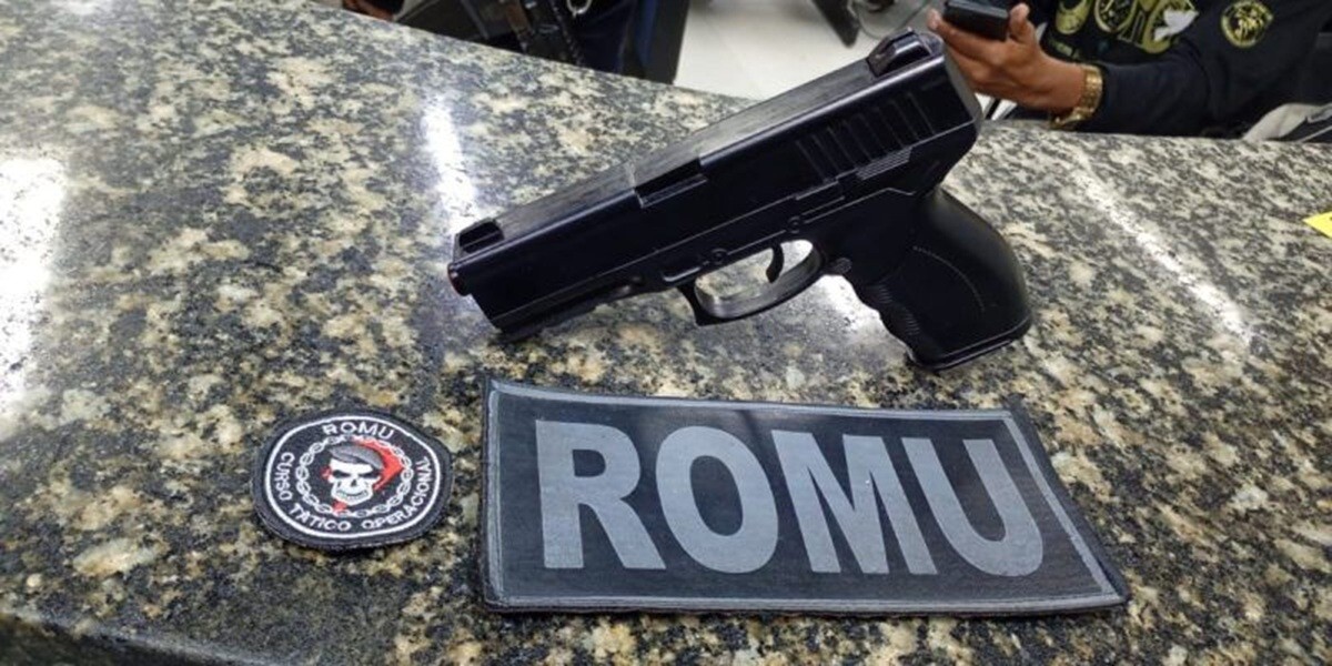Homem ameaça banhistas com arma falsa na Praia do Forte, em Cabo Frio