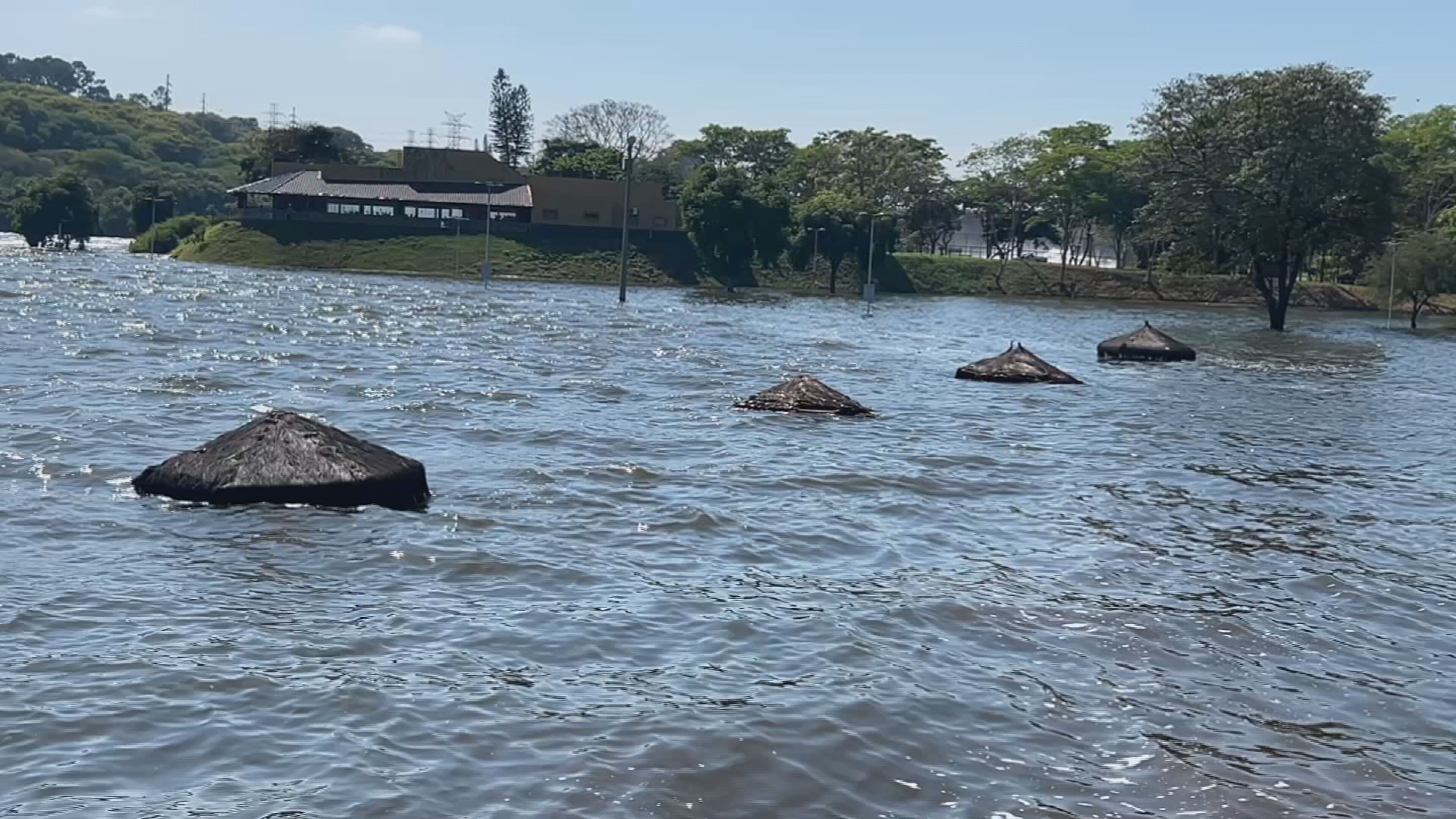Nível do Rio Tietê sobe após chuvas e água avança sobre ruas e praças em Barra Bonita e Igaraçu do Tietê 