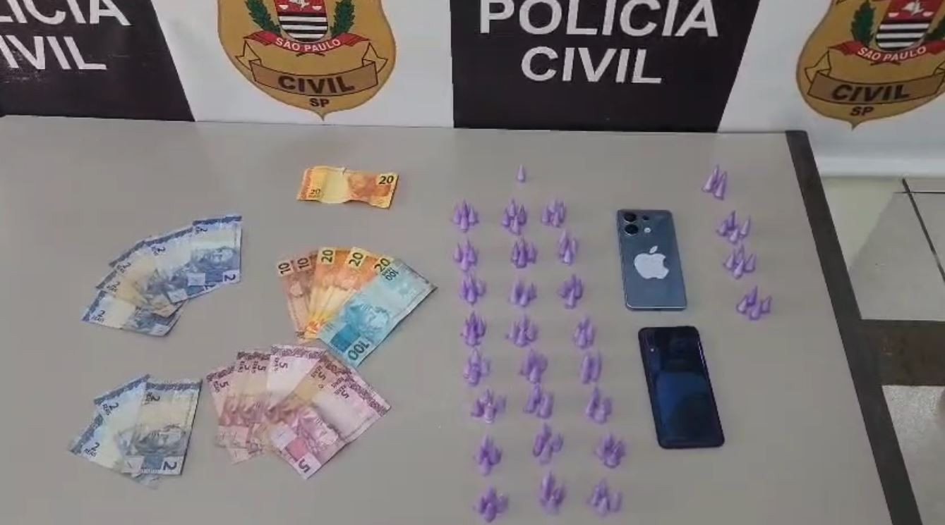 Mulher é presa ao 'esquecer' 16 pinos de cocaína em mochila de bebê de 1 ano em Rio Pardo