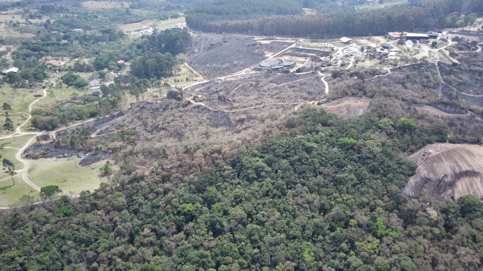 Pico das Cabras: prefeitura diz que controlou incêndio no território de Campinas e mantém monitoramento