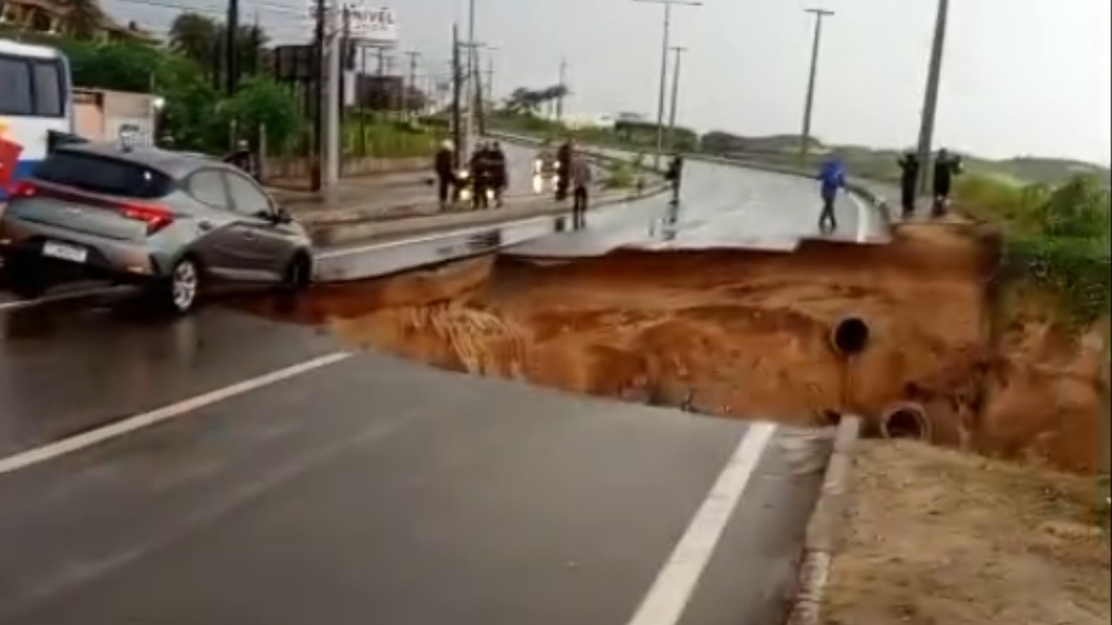 Estrada que liga Fortaleza a Eusébio cede com forte chuva e engole carro e motos