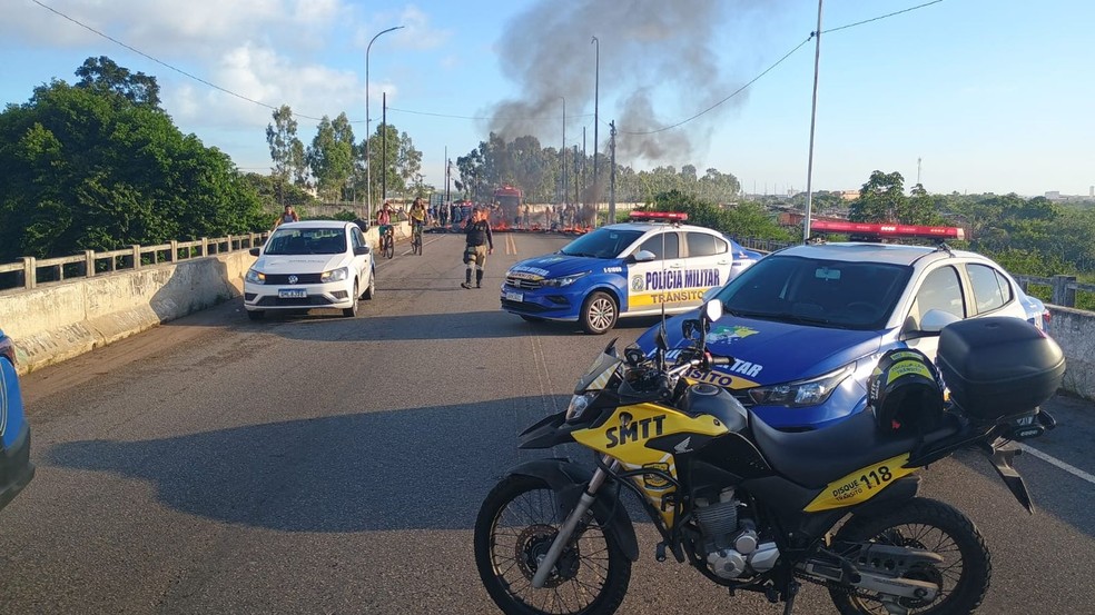 Trânsito fica bloqueado na ponte entre Aracaju e Nossa Senhora do Socorro durante protesto de feiramtes. — Foto: Anderson Barbosa/ TV Sergipe