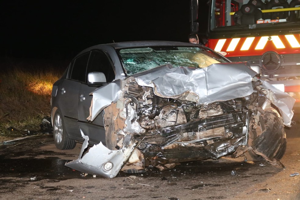 Carro em que jovem estava bateu de frente com outro veículo. — Foto: João Silvestrin