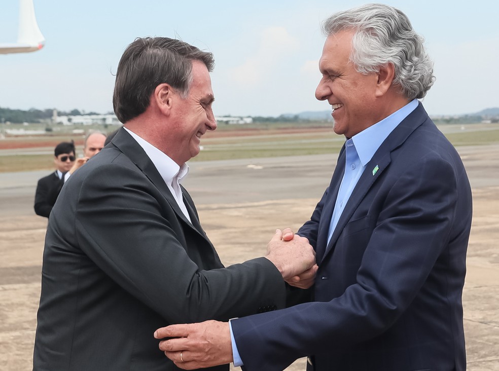 Jair Bolsonaro e Ronaldo Caiado se cumprimentam em foto de 2020 — Foto: Isac Pereira da Nóbrega/PR