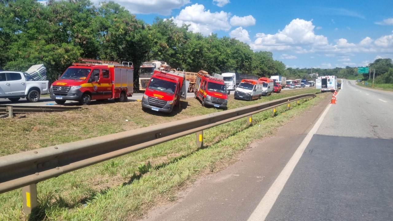Duas pessoas morrem após carro cair de ponte na BR-262, em Betim 