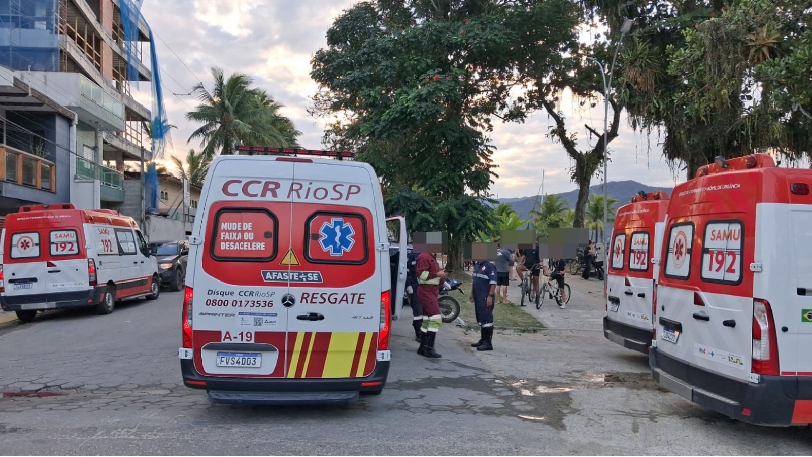 Lancha naufraga com 12 pessoas em Ubatuba; menina de 6 anos está internada em estado grave