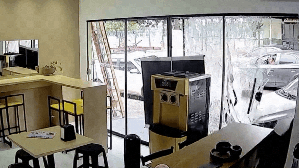 VÍDEO: carro liga sozinho e destrói parede de sorveteria em Rondonópolis (MT)