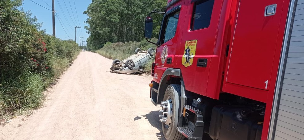 Mulher capotou carro e precisou se abrigar em outro para escapar de abelhas em Jaguaruna — Foto: Bombeiros Voluntários/ Divulgação