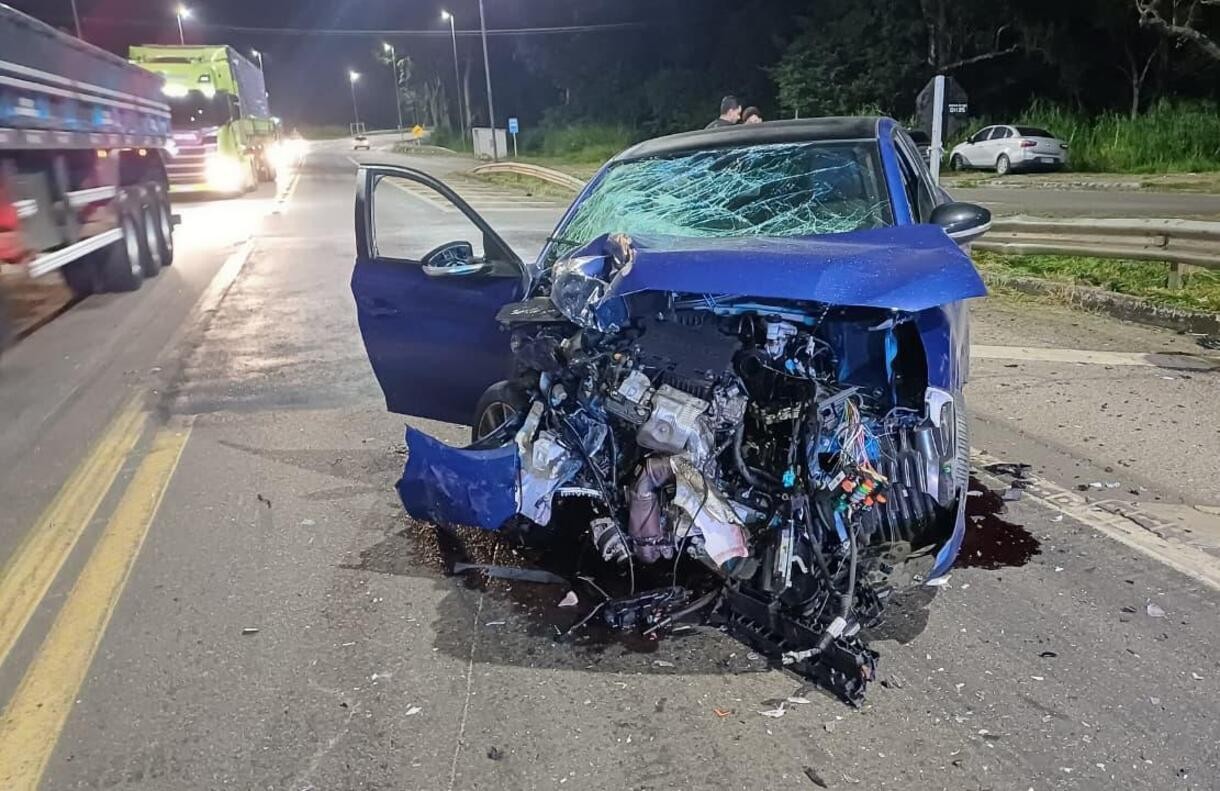 Acidente entre carro e carreta deixa três homens feridos na BR-393, entre Mendes e Vassouras