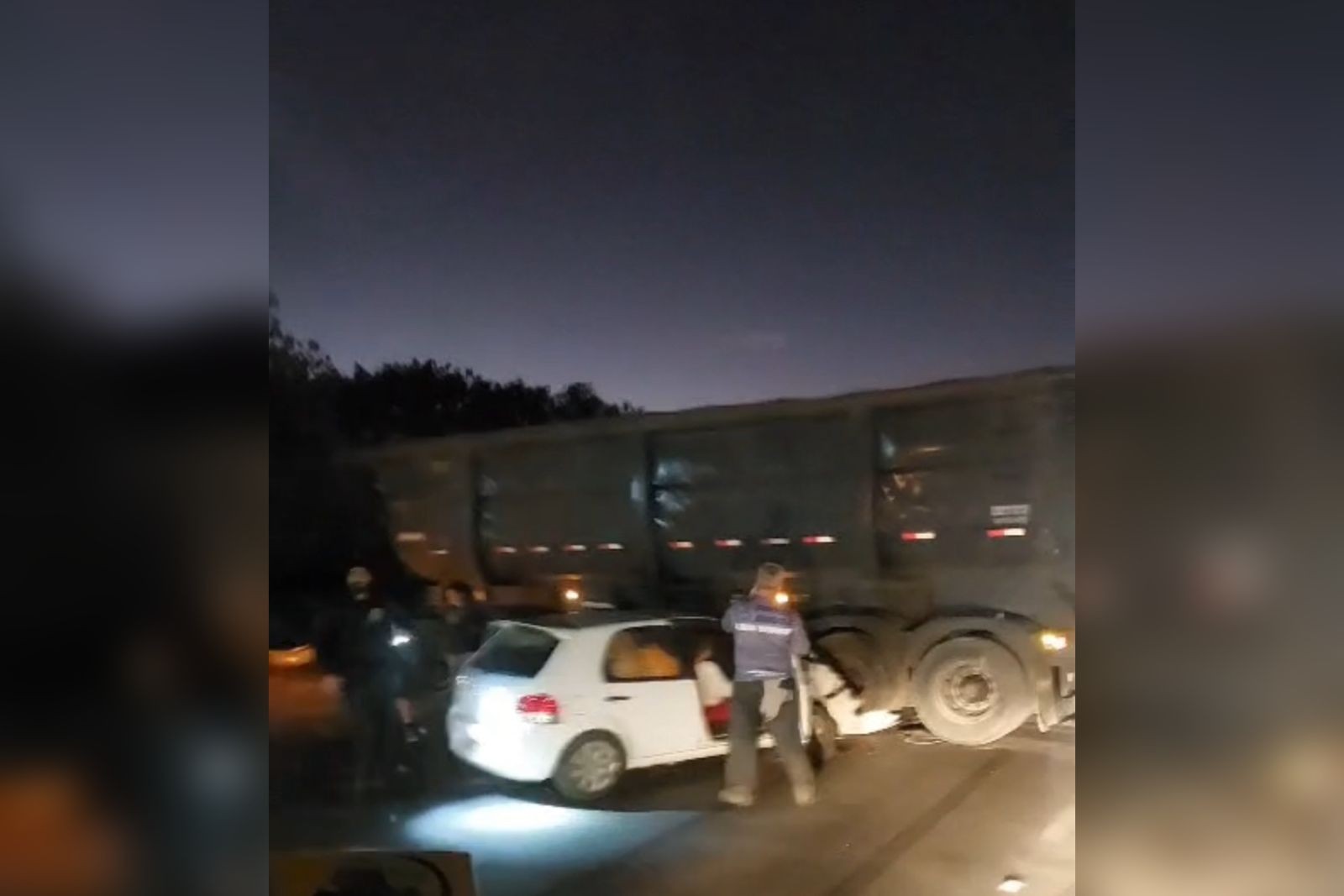 Acidente entre carro e carreta deixa quatro feridos na SP-79 em Piedade